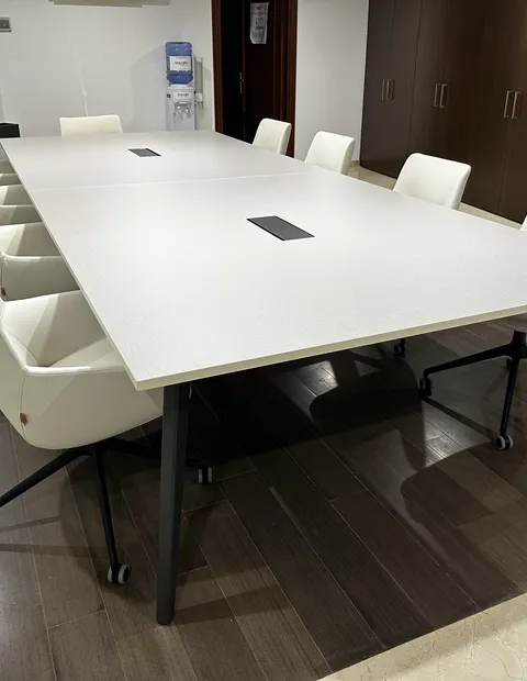 Mesa de juntas de gran formato con sillería ejecutiva