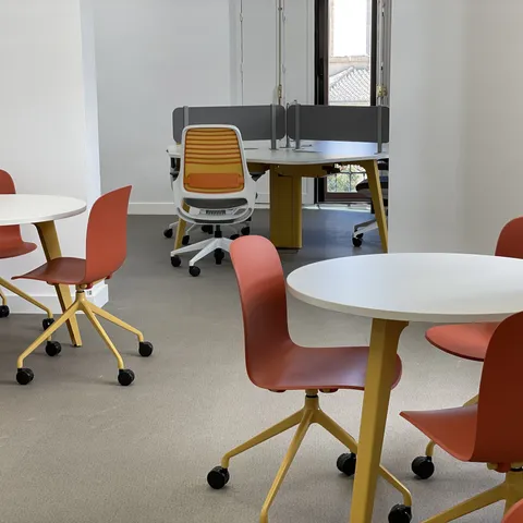 Puesto de control con varias pantallas y sillería ergonómica