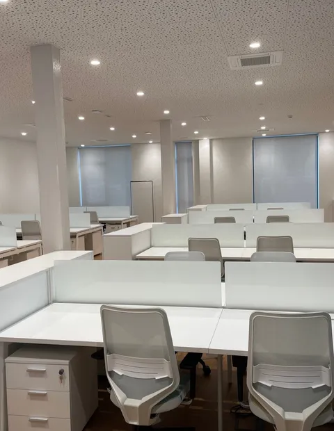 Oficina abierta con mamparas de cristal y suelo de madera