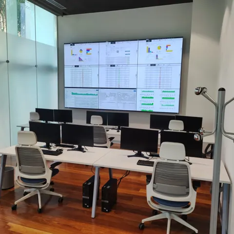 Sala de control con mesas técnicas y monitores