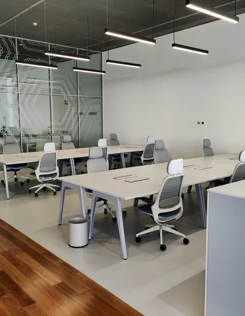 Puestos de trabajo modulares con mamparas de cristal