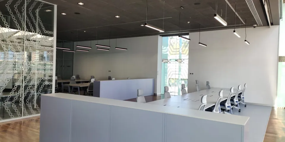 Recepción con mostrador a medida y panel decorativo