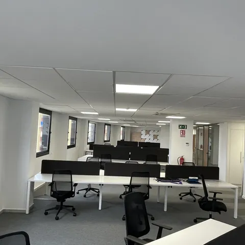 Bancada de coworking con sillería negra