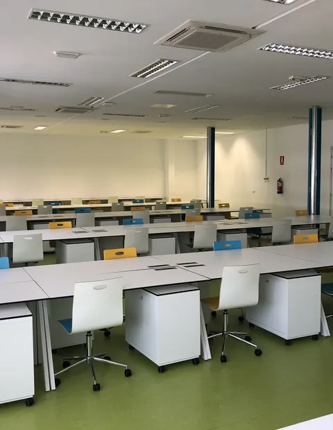 Aula amplia con puestos individuales y suelo técnico
