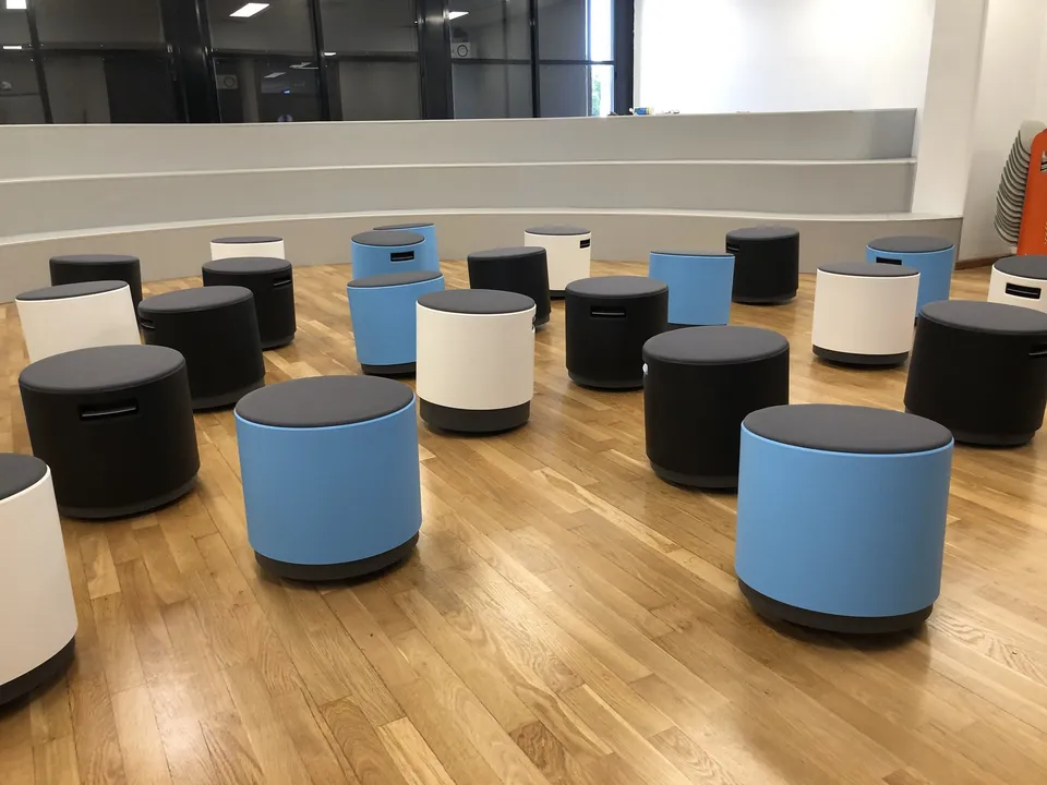 Zona de trabajo en grupo con pufs modulares