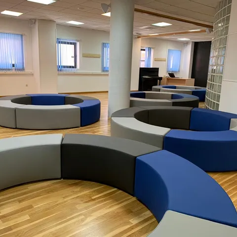 Grada curva con asientos modulares tapizados