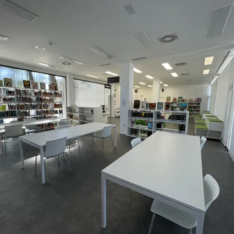 Estanterías y mesas de consulta en biblioteca pública