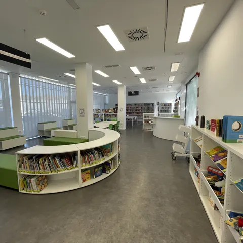 Espacio infantil con estantería curva de colores