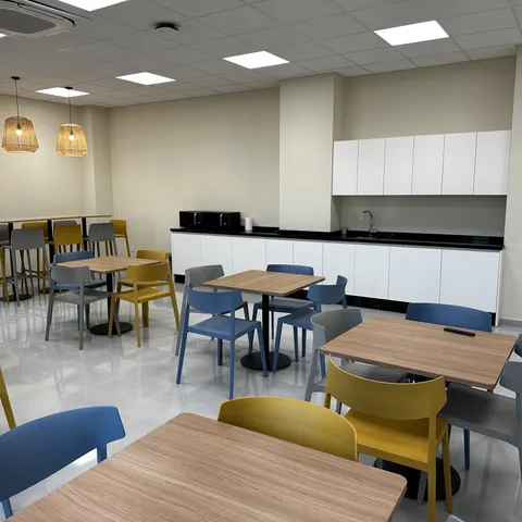 Cafetería con office equipado y sillería de colores