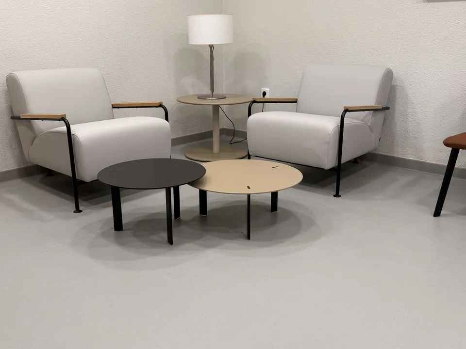 Sala de espera con butacas y mesas auxiliares
