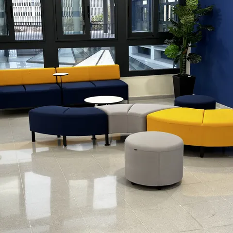 Asientos modulares en tonos azul y mostaza