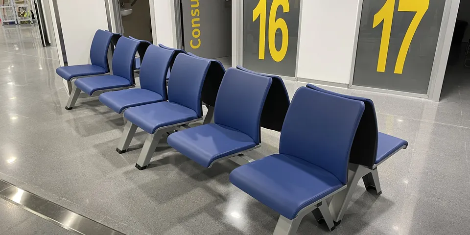 Bancada de espera azul frente a consultas numeradas