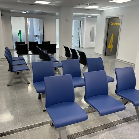 Asientos en línea para sala de espera de consultas