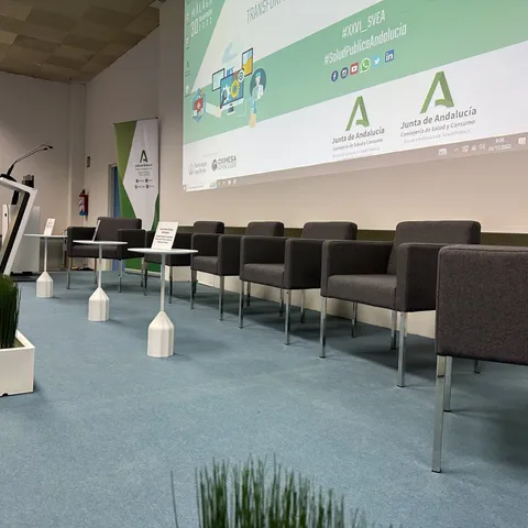 Sala de actos con escenario y atril para jornadas