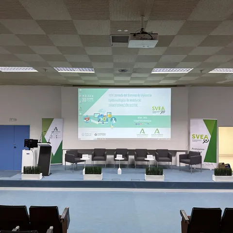 Auditorio con butacas y pantalla de proyección