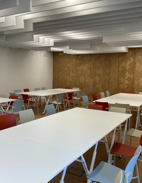 Sala de formación con mesas y sillas de colores