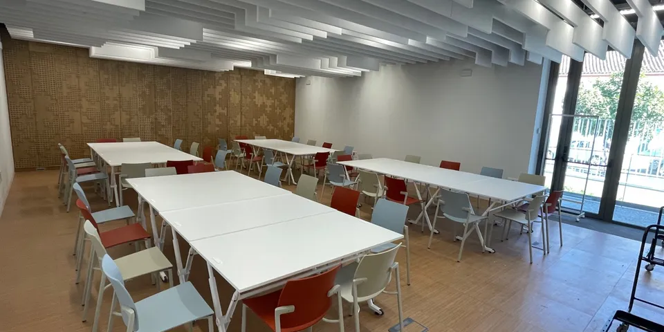 Sala polivalente preparada para jornada de trabajo