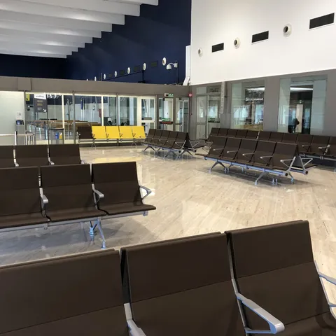 Zona de espera con bancada de asientos en línea